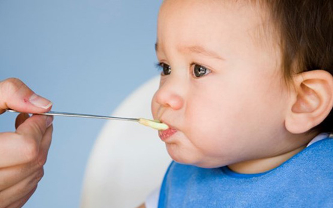 Con tôi 7 tháng tuổi có nên ăn váng sữa đều mỗi ngày để tăng cân tốt hơn được không?