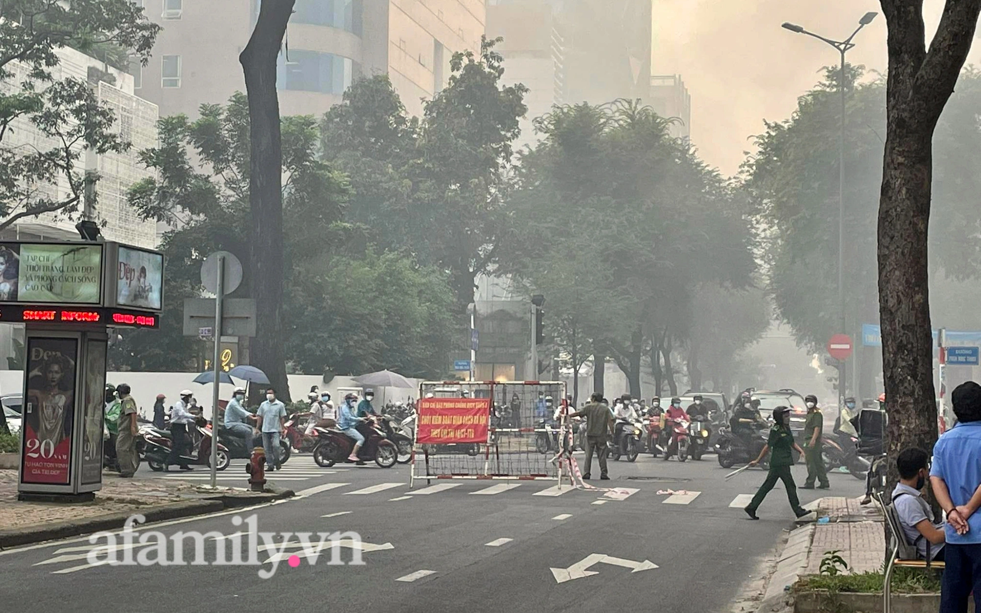 NÓNG: Cháy quán bar ở quận 3 TP.HCM, phong tỏa một đoạn phố Nguyễn Thị Minh Khai mở đường cho xe cứu hỏa