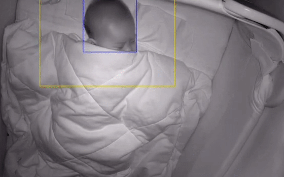 Hoảng hốt clip em bé ngạt thở, giãy giụa trong chăn khi ngủ, đâu mới là cách bảo vệ an toàn giấc ngủ cho trẻ khi trời trở lạnh