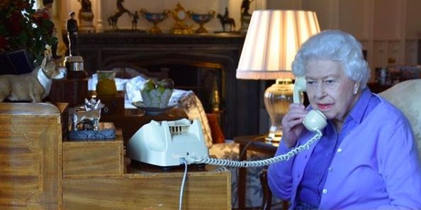Không phải William hay Kate, chỉ có 2 người đặc biệt được Nữ hoàng Anh luôn luôn nghe máy và gọi điện thoại - Ảnh 1.