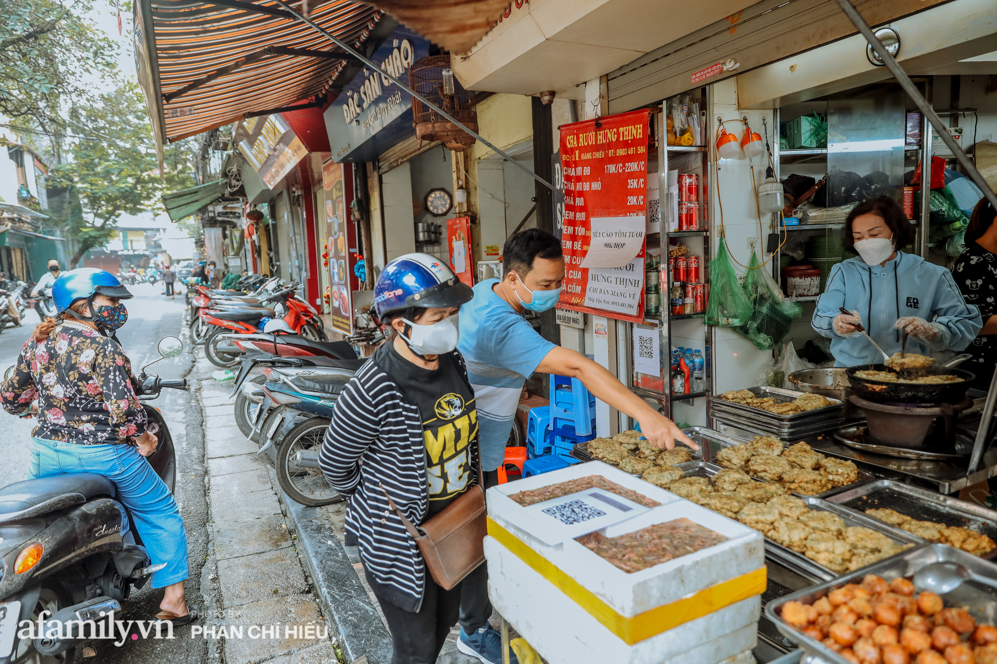 Giá rươi Hải Dương tăng "phi mã", người yêu ẩm thực Hà thành vội vã đi "săn" chả rươi luôn và ngay vì sợ giá còn lên nữa, đến nơi gọi món mới ngơ ngác vì giá "sao lại thế này"! - Ảnh 1.