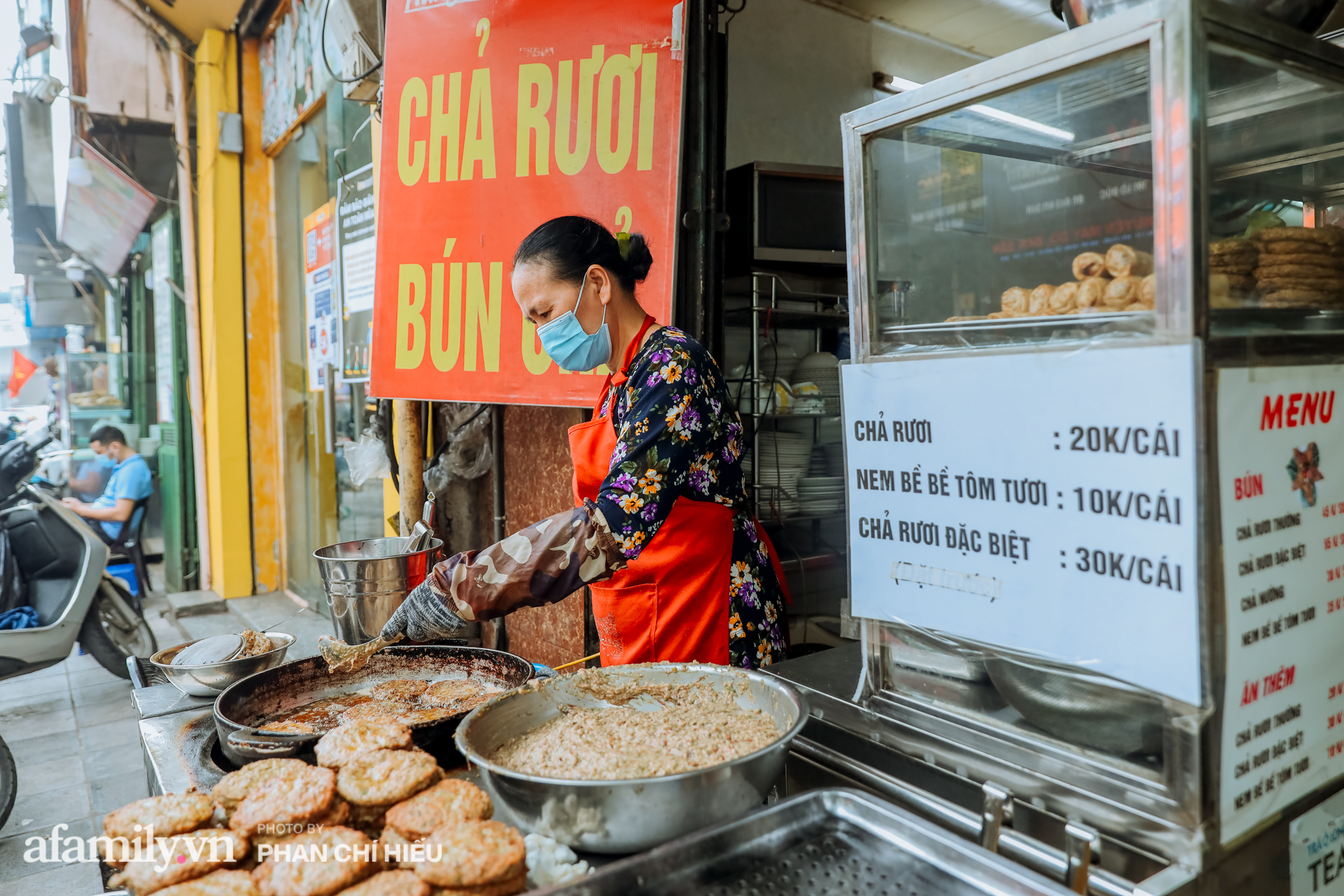 Giá rươi Hải Dương tăng "phi mã", người yêu ẩm thực Hà thành vội vã đi "săn" chả rươi luôn và ngay vì sợ giá còn lên nữa, đến nơi gọi món mới ngơ ngác vì giá "sao lại thế này"! - Ảnh 6.