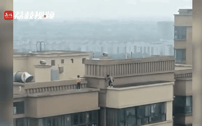 Thót tim cảnh 2 đứa trẻ nhảy qua nhảy lại giữa 2 tòa nhà cao 27 tầng