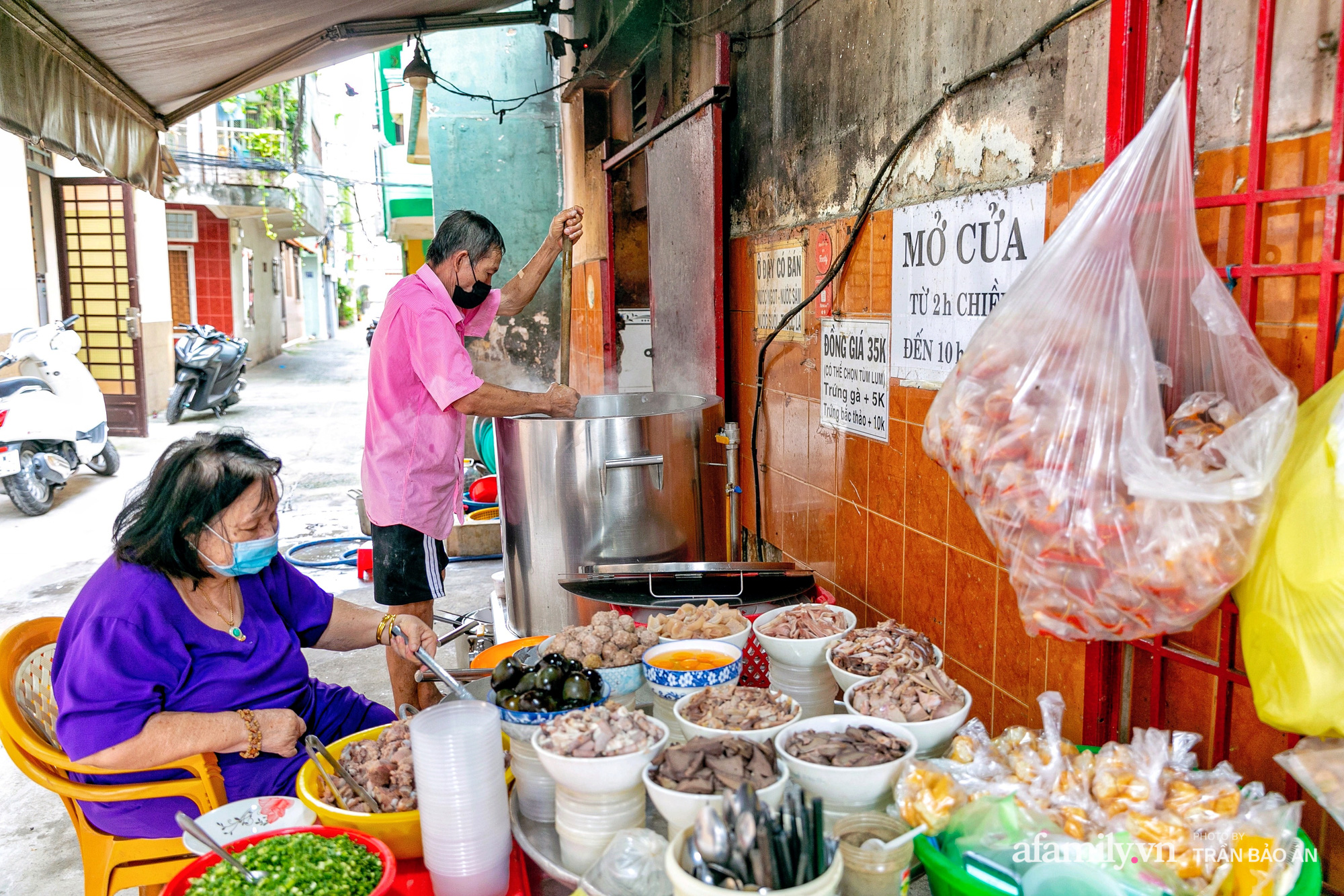 Quán cháo sườn bà Hào "không ngủ"  - Ảnh 1.