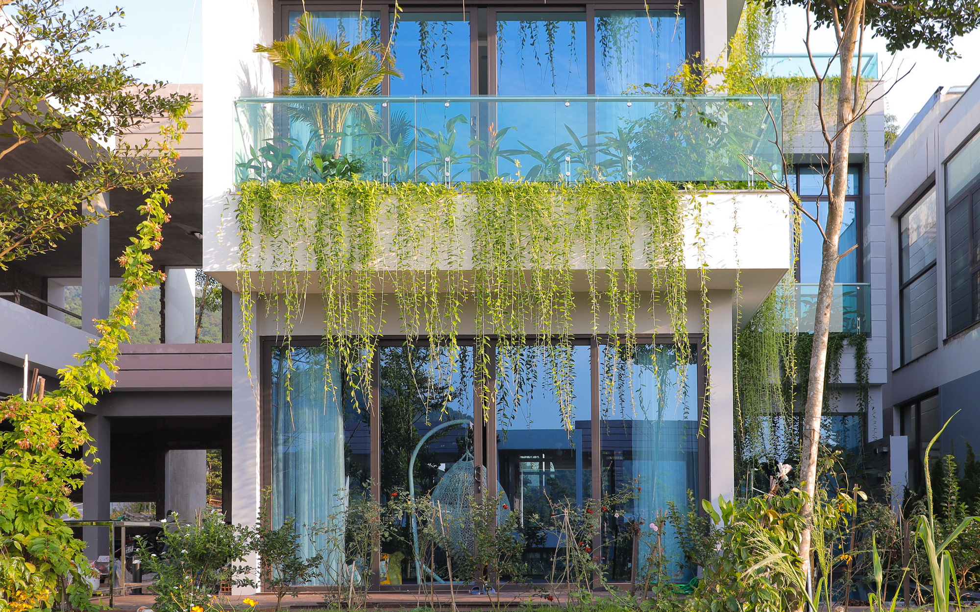 Căn nhà nhiều cây xanh với mảnh vườn bé xinh ở ngoại thành Hà Nội có chi phí hoàn thiện 3 tỷ đồng