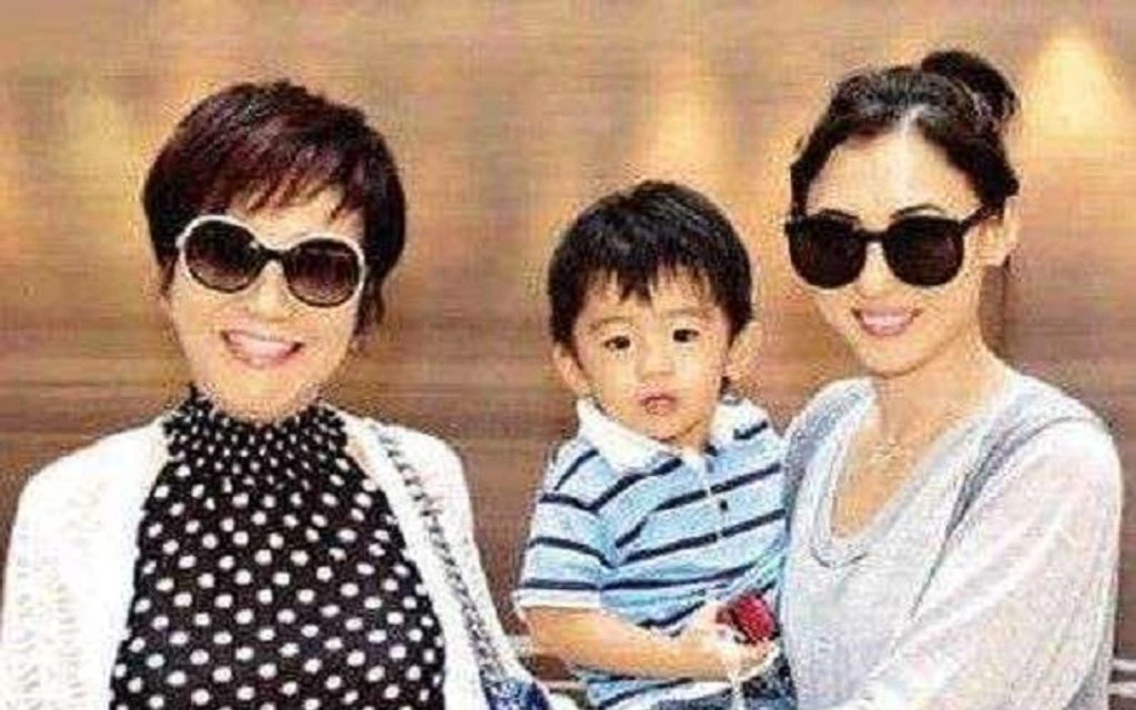 Trương Bá Chi hé lộ quan hệ giữa con trai thứ 3 và gia đình Tạ Đình Phong trong tiệc sinh nhật mẹ chồng cũ?