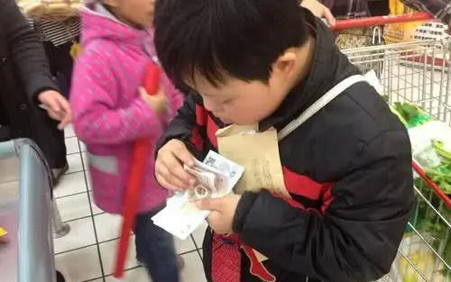 Con trai 7 tuổi đi mua gói muối hết 180k, ông bố nổi giận đùng đùng xông đến siêu thị làm cho ra lẽ, biết sự thật muốn té xỉu
