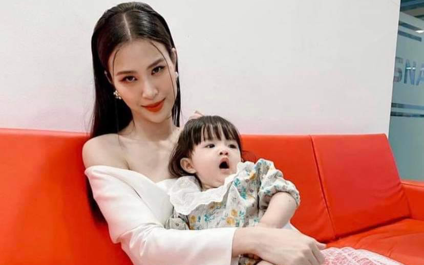 Con gái Đông Nhi làm "quản lý" cho mẹ nhưng lại khiến mọi người bật cười vì hành động này