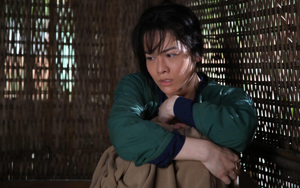 Nhật Kim Anh khiến đoàn phim "Lưới trời" hoảng loạn khi bị xe đụng ngã nhào, người đập xuống đất
