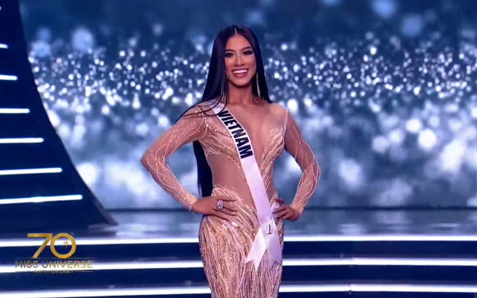 Bán kết Miss Universe 2021: Kim Duyên catwalk dạ hội quá đỉnh; Nhiều đối thủ vấp té, lộ bụng mỡ