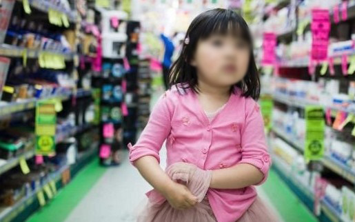 Theo bố đi siêu thị rồi bị lạc, bé gái hốt hoảng nhờ chú bảo vệ: Loa thông báo vang lên, khách hàng bật cười nghiêng ngả