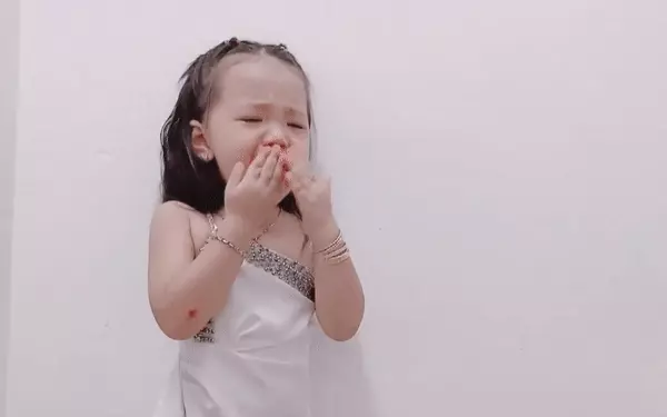Cosplay giây phút đăng quang của hoa hậu Thùy Tiên, bé gái khiến dân mạng ôm bụng cười ngặt nghẽo
