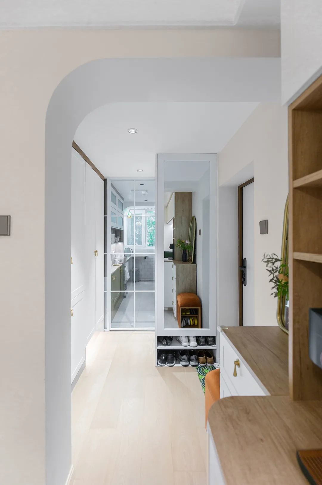 Pha trộn giữa hiện đại và hoài cổ, căn hộ 59 m2 đẹp mê ly với sắc xanh olive độc đáo - Ảnh 4.