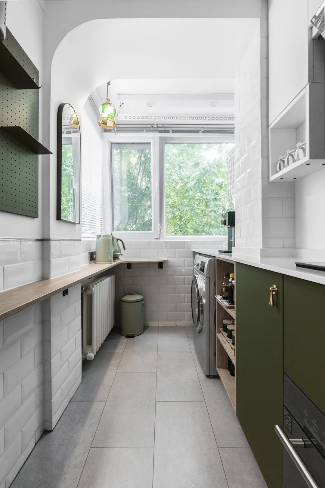 Pha trộn giữa hiện đại và hoài cổ, căn hộ 59 m2 đẹp mê ly với sắc xanh olive độc đáo - Ảnh 8.