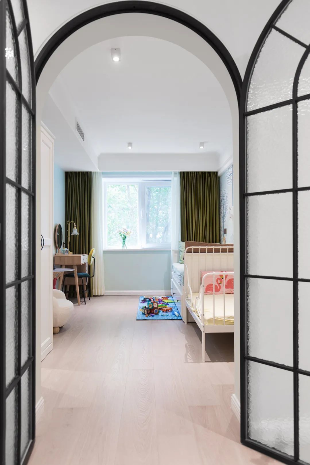 Pha trộn giữa hiện đại và hoài cổ, căn hộ 59 m2 đẹp mê ly với sắc xanh olive độc đáo - Ảnh 12.