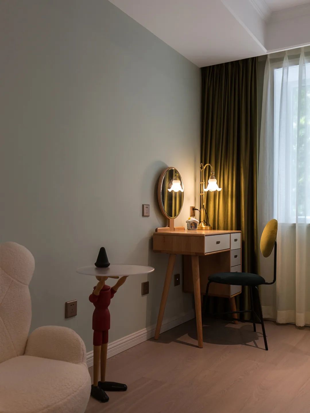 Pha trộn giữa hiện đại và hoài cổ, căn hộ 59 m2 đẹp mê ly với sắc xanh olive độc đáo - Ảnh 13.