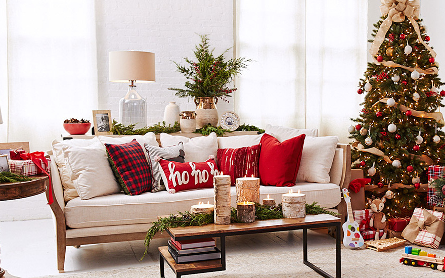 Trang hoàng không gian phòng khách với những chiếc gối tựa sofa đậm chất Giáng sinh có mức giá chưa đến 50k