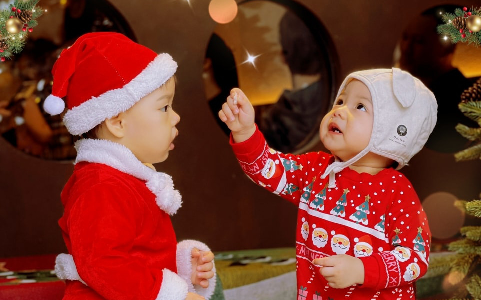 Ngắm những "ông, bà già Noel nhí'' siêu dễ thương trong loạt bộ ảnh rực rỡ để thấy sự háo hức của các bé trong mùa Giáng sinh