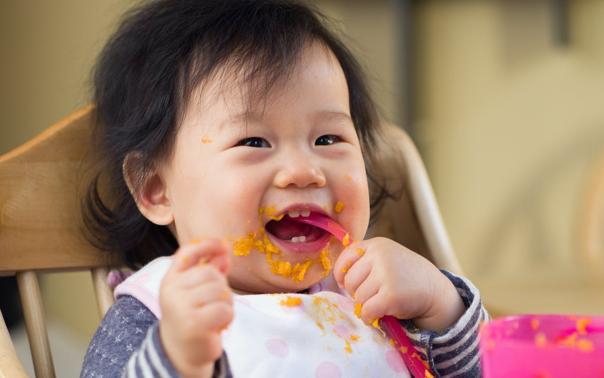 Trẻ dưới 1 tuổi không được ăn muối, đường, bột ngọt nhưng bác sĩ bỉm sữa tiết lộ vẫn có thể bổ sung loạt gia vị sau để con ăn ngon, tăng cân tốt