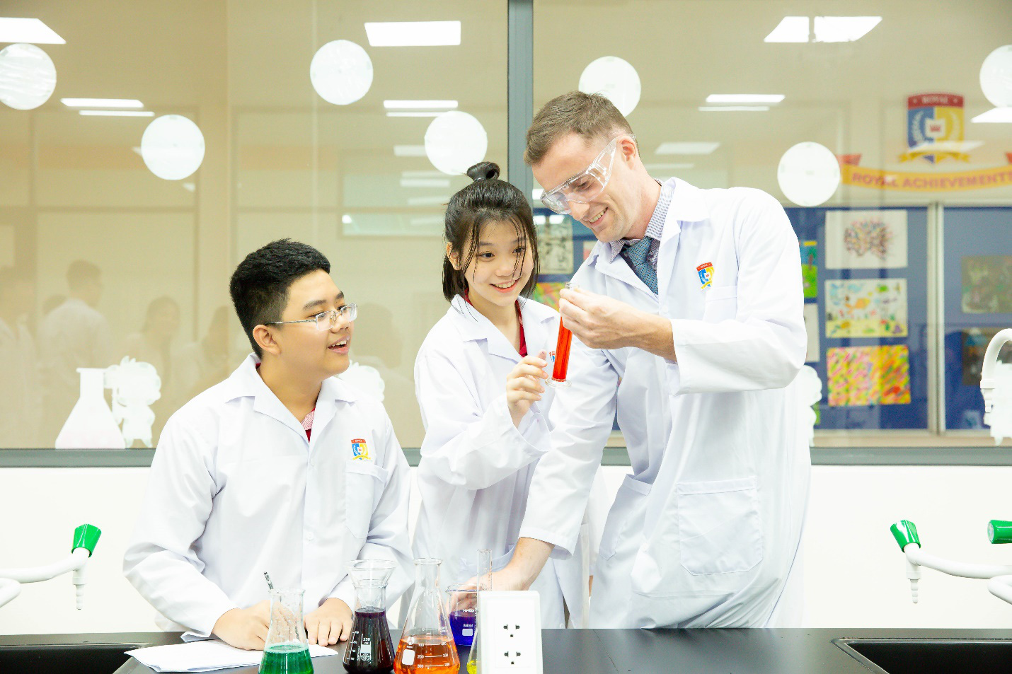 Khám phá môi trường đạt chuẩn Cambridge tại trường song ngữ quốc tế Royal School - Ảnh 1.