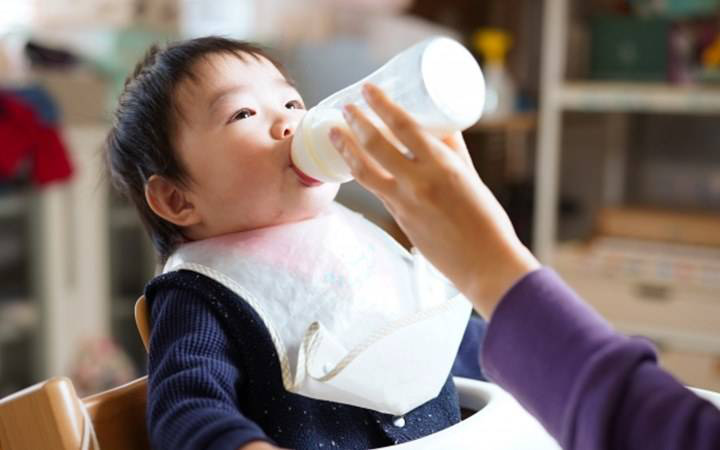 Sợ sữa công thức không đủ chất, bà ngoại pha thêm với loại thức uống này khiến em bé nhập viện cấp cứu