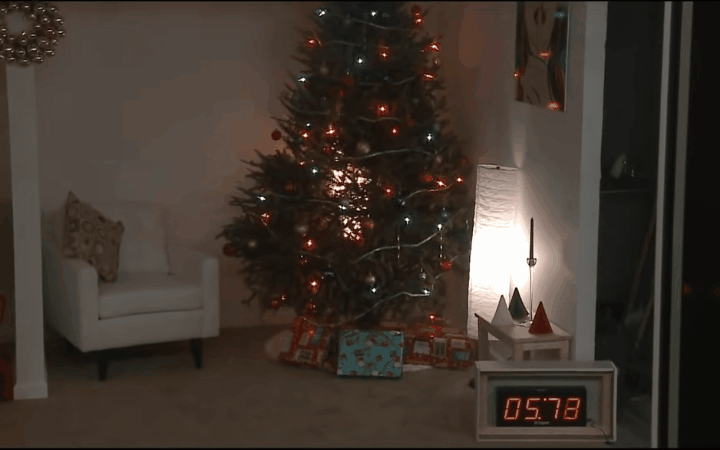 Kinh hoàng cảnh cây thông Noel bốc cháy ngùn ngụt trong nhà, rủi ro tiềm ẩn khi trang trí Giáng sinh bạn cần biết phương pháp phòng tránh