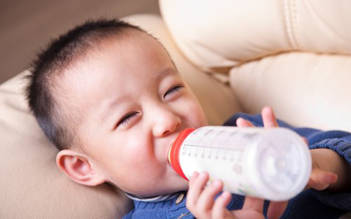 Uống nhiều sữa công thức có gây dậy thì sớm không?
