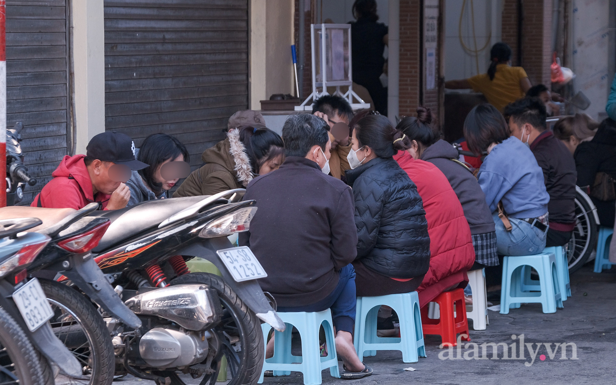 TOÀN CẢNH: Các hàng ăn, quán cà phê ở 2 quận trung tâm Hà Nội đang thế nào trước giờ dừng bán tại chỗ?