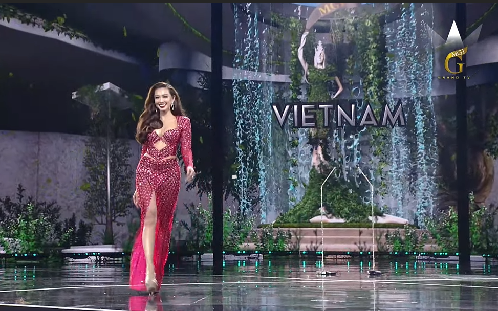Cận cảnh phần thi trang phục dạ hội Miss Grand của Thùy Tiên: Giữ vị trí vedette và hô vang hai tiếng "Việt Nam" tới 20 giây 