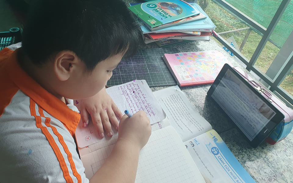 Mua "đại" chiếc máy tính bảng DƯỚI 3 TRIỆU ĐỒNG cho con học online, bà mẹ Hà Nội quá bất ngờ: Lướt Zoom siêu mượt, học liên tục 2 buổi không nóng máy
