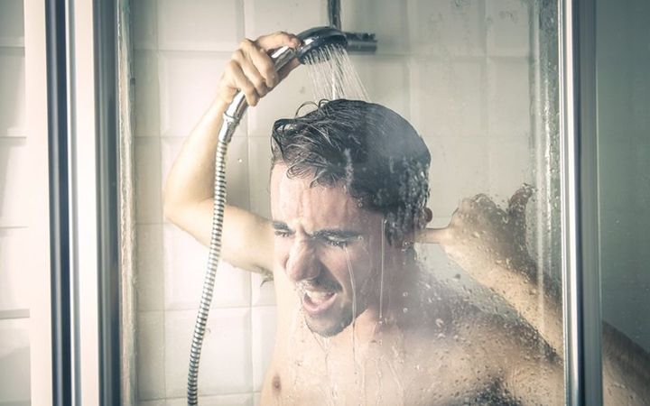 Người đàn ông suýt mất mạng khi tắm nước nóng mùa đông, cảnh báo cơ thể đang trong trạng thái này không được tắm