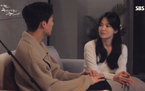 Song Hye Kyo ngượng đỏ mặt, phải lấy tay quạt cho bớt xấu hổ trước tình trẻ Jang Ki Yong