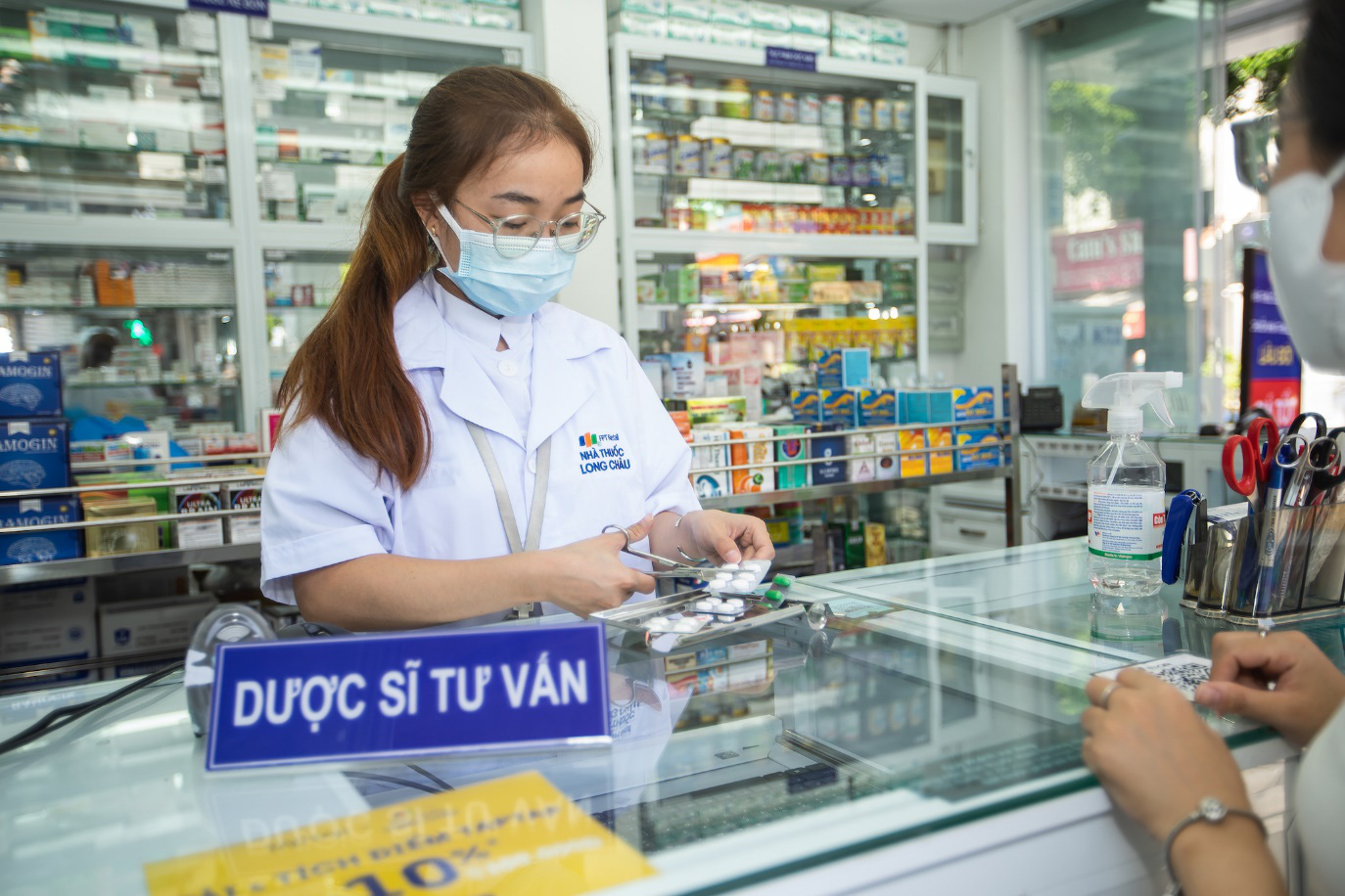 Hơn 120 nhà thuốc FPT Long Châu tham gia hướng dẫn người dân tự điều trị, chống dịch Covid-19 tại nhà - Ảnh 1.