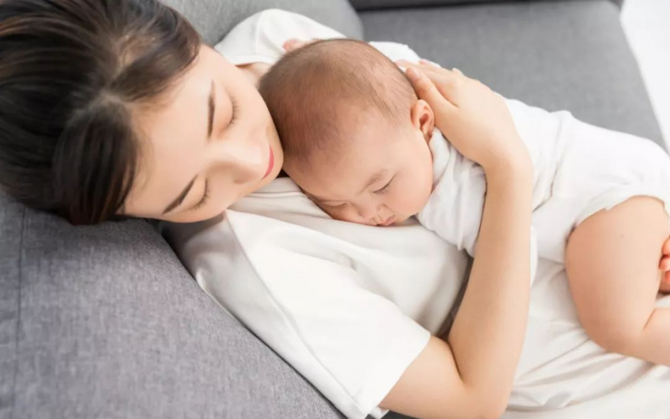 5 kiểu dỗ con ngủ nhà nào cũng thấy nhưng tiềm ẩn rủi ro ảnh hưởng tới não, thậm chí có thể gây ngạt thở