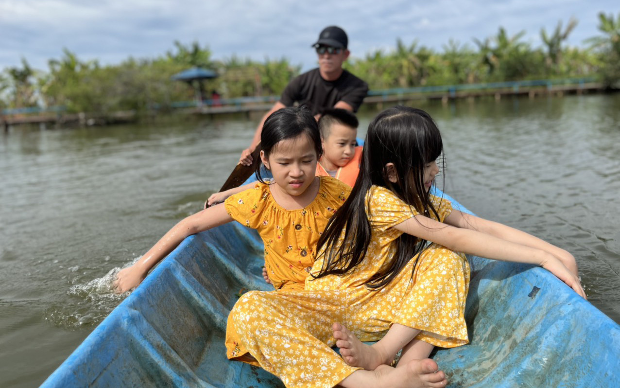 Bé gái mê du lịch ở thôn quê dân dã, lý do đưa ra khiến nhiều người gật gù