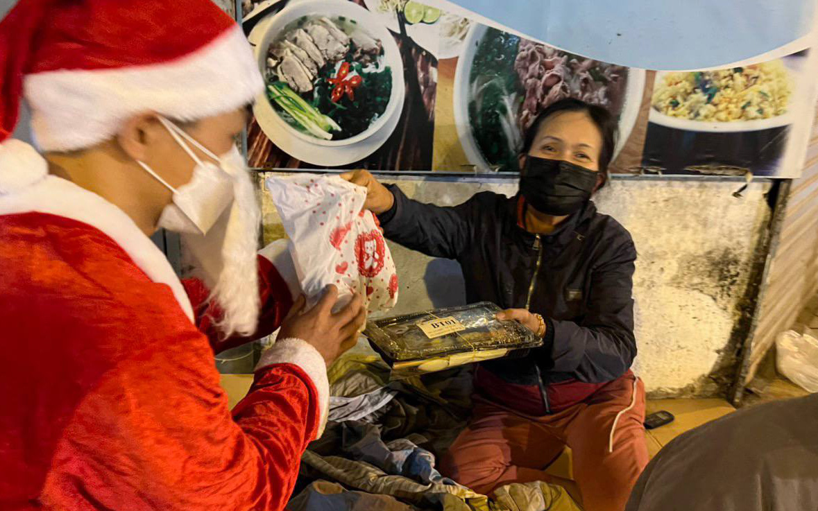 Ổ bánh mì, đôi găng tay ấm áp giữa đêm đông Hà Nội: Giáng sinh đến sớm với những phận đời vô gia cư