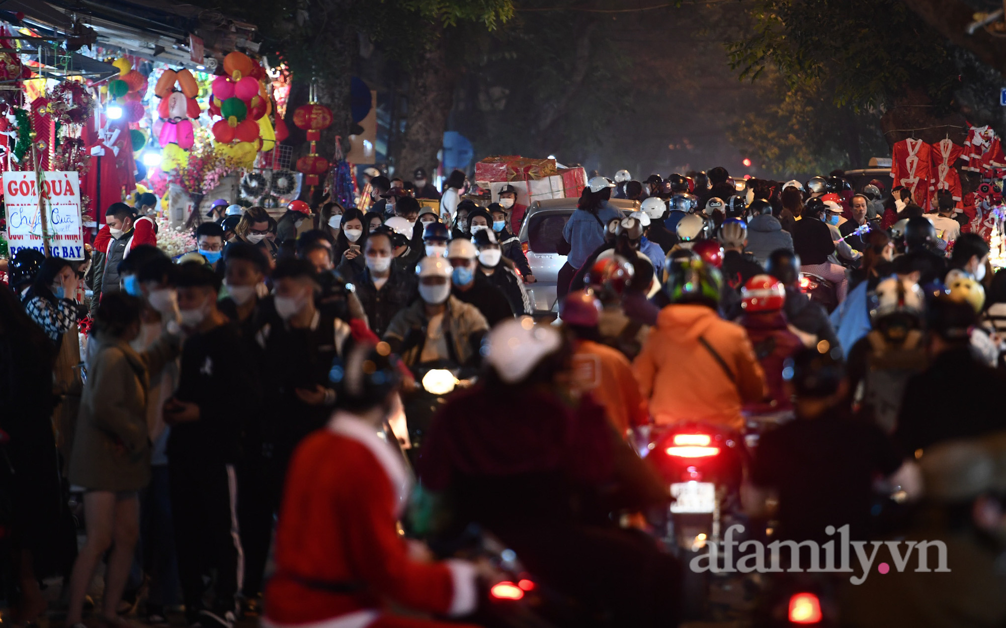 Hà Nội vừa ghi nhận số F0 cao nhất từ trước đến nay, người dân vẫn đổ xô lên Hàng Mã, Nhà thờ Lớn vui chơi Giáng sinh, nhiều nơi tắc đường 