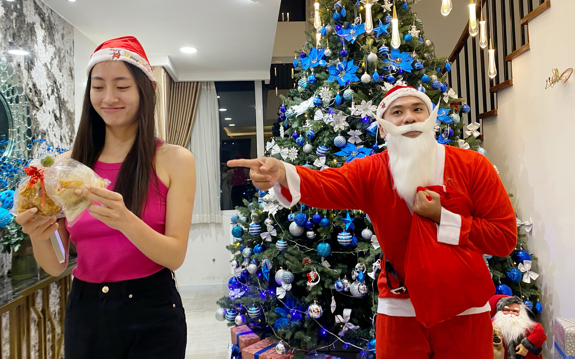 Biểu cảm "khó hiểu" của Tiểu Vy, Lương Thùy Linh khi nhận quà Giáng Sinh, Hoa hậu Thùy Tiên bất ngờ gọi điện vì quá nhớ nhà