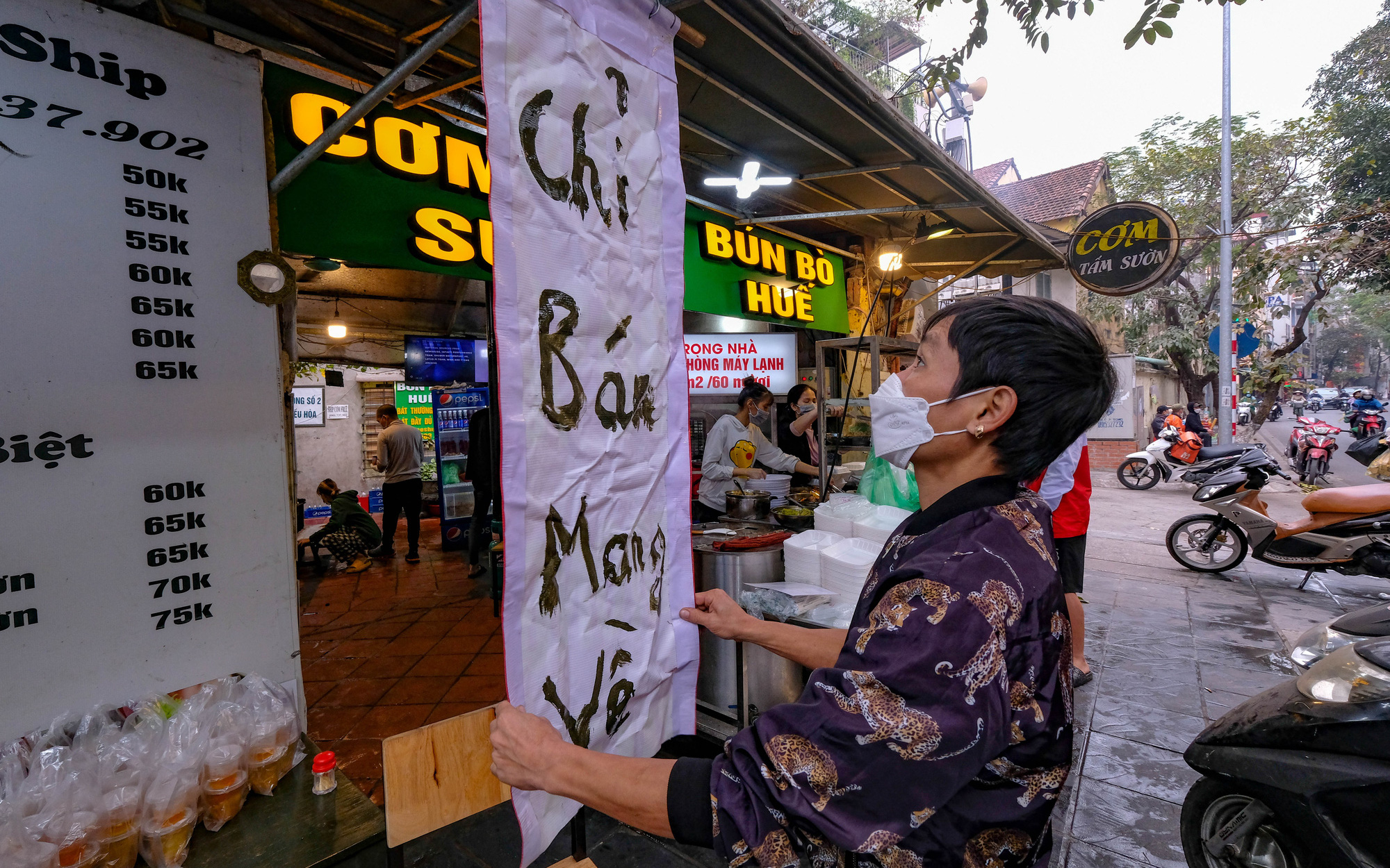 Buồn như chủ quán ở 8 quận "vùng cam" Hà Nội: Một năm đen tối cứ mở cửa vài bữa lại phải đóng, đến giờ gần Tết vẫn bị "bóng ma dịch bệnh" đeo bám