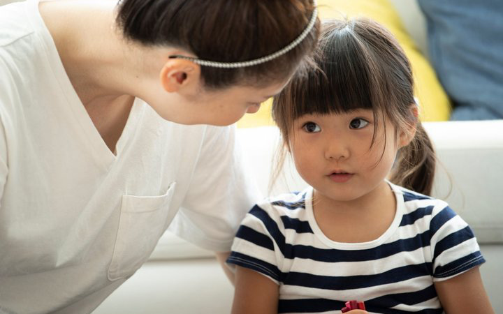 Nhà tâm lý học người Mỹ chứng minh tầm quan trọng của sự quan tâm đối với một đứa trẻ, hiểu được điều này cha mẹ sẽ không bỏ rơi con mình nữa