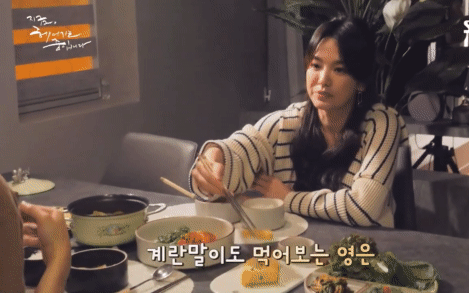 Song Hye Kyo tận tình dạy Jang Ki Yong nấu ăn, cùng tình trẻ thưởng thức bữa tối lãng mạn