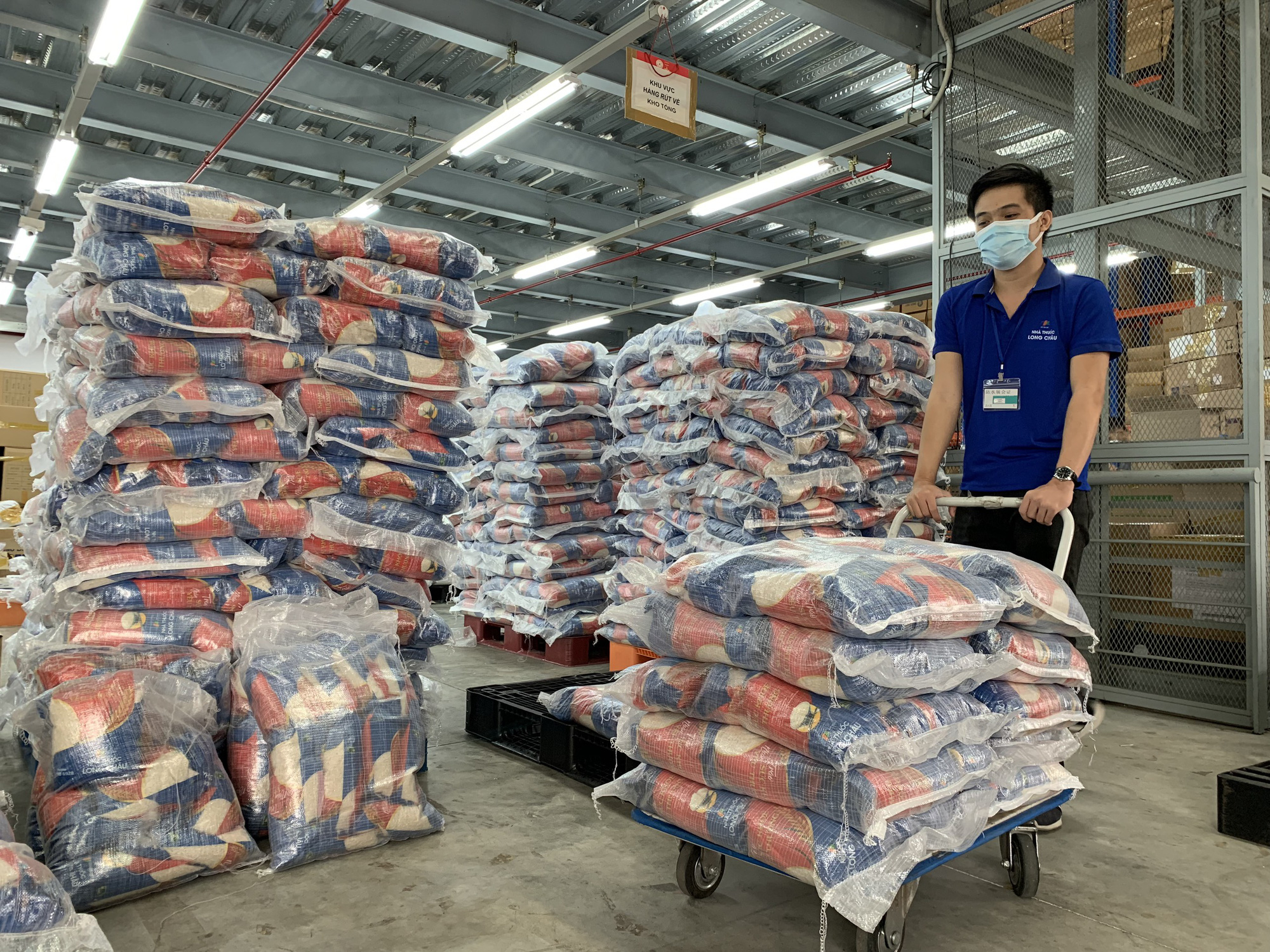 FPT Long Châu tri ân cộng đồng: Mong Tết bình an với 210.000 ngày thuốc và 140 tấn gạo - Ảnh 1.