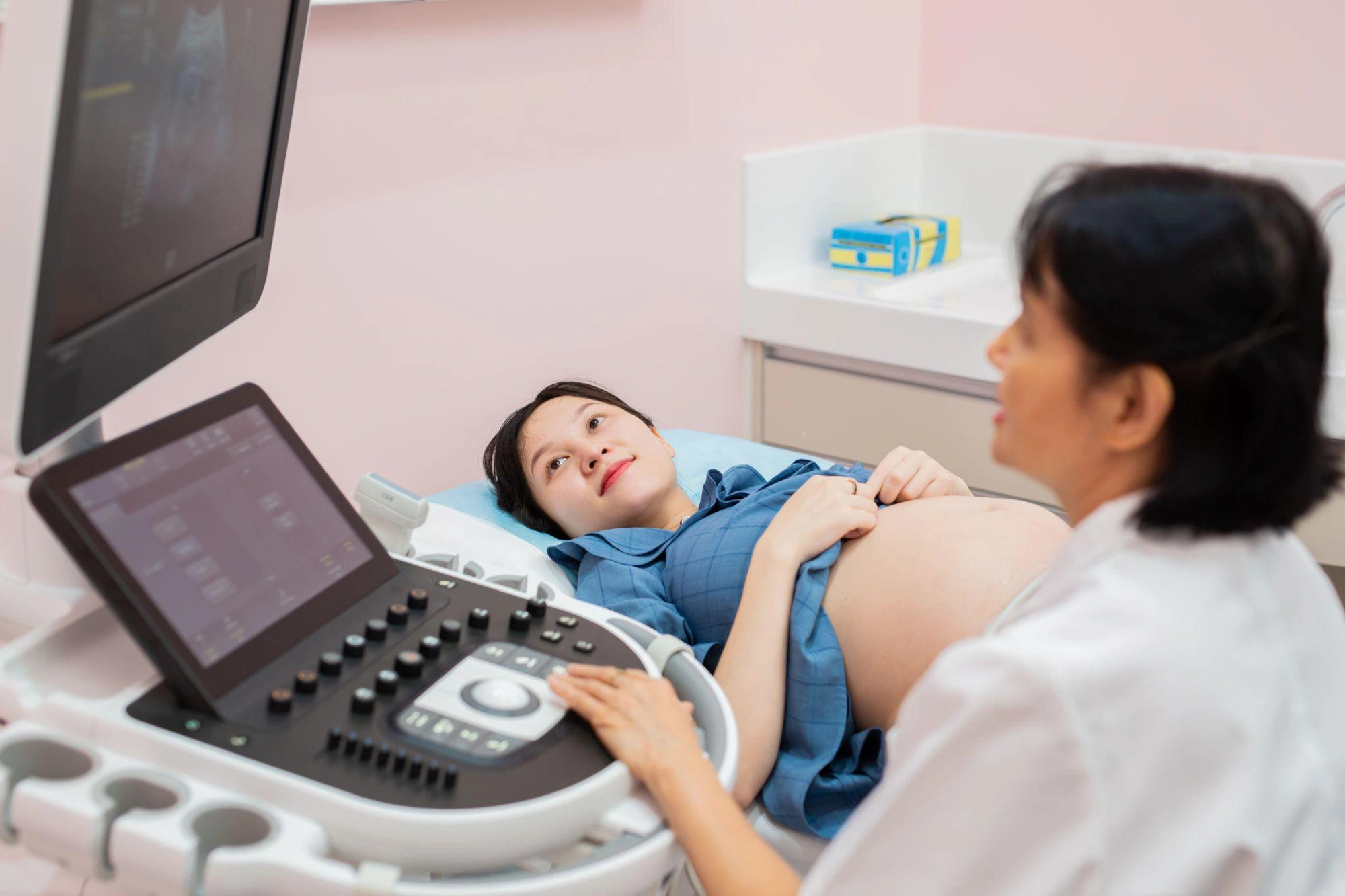 Lần đầu làm mẹ: Trong suốt thai kỳ mẹ bầu cần thực hiện những xét nghiệm gì? - Ảnh 2.