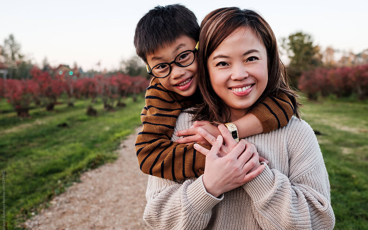 Con trai hỏi thế nào là THỦ DÂM, bà mẹ ở Hà Nội dùng ngón chân và quả dưa leo làm "đạo cụ", trả lời con một cách tinh tế thế này