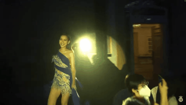 Đỗ Thị Hà tung "chiêu độc" với bộ đầm ngắn cũn xoay 2 vòng "càn quét" sàn diễn của Miss World 2021 - Ảnh 7.