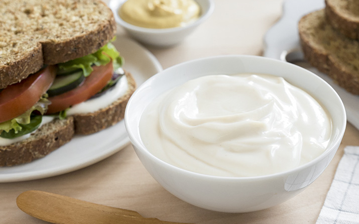 Sốt mayonnaise tự làm theo cách này ngon lạ, chỉ 5 phút là xong mà chay mặn đều dùng được