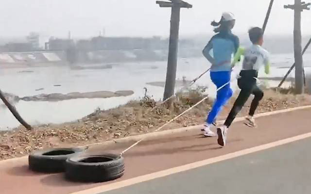 Cả gia đình chạy bộ 5km mỗi ngày, kể cả mùa đông rét mướt, nhìn thứ đằng sau đứa trẻ ai cũng phải thán phục