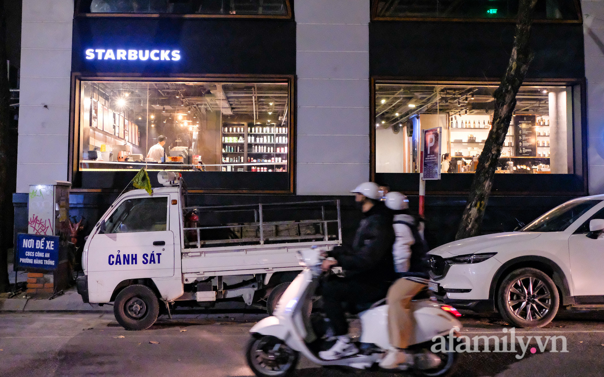 TOÀN CẢNH: Các quán bún, chả cá, cà phê đang thông báo khẩn tìm người liên quan F0 ở Hà Nội phòng dịch thế nào?