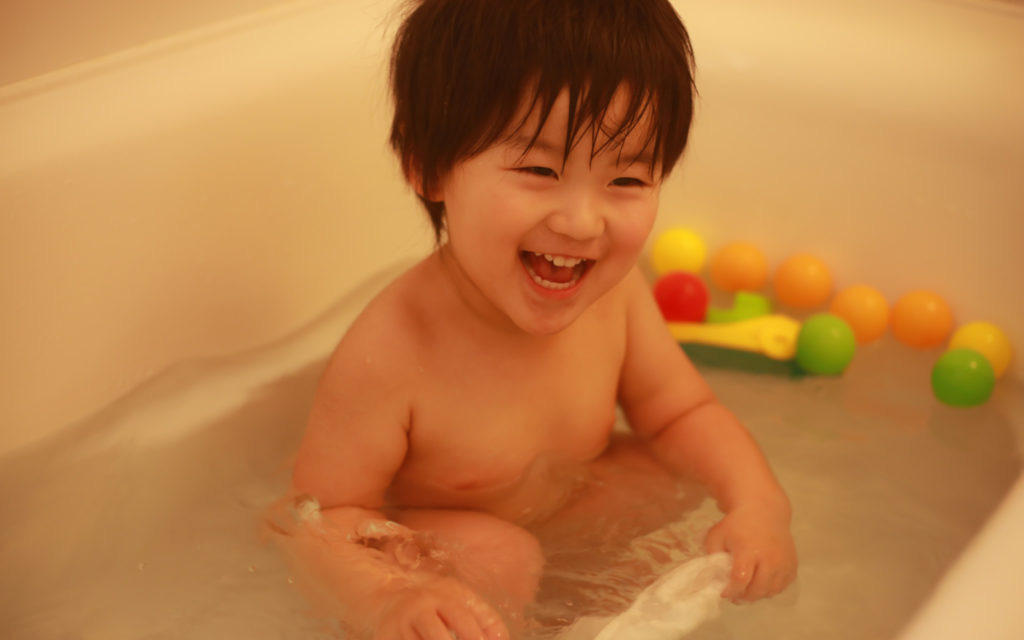 Đây mới là tần suất hợp lý nhất khi tắm cho trẻ vào mùa đông, đặc biệt bố mẹ nhất định cần chú ý 4 điều