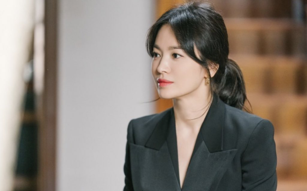 Phim flop thảm hại, Song Hye Kyo vẫn chiếm ngôi vương BXH thương hiệu nhờ khóa môi tình trẻ